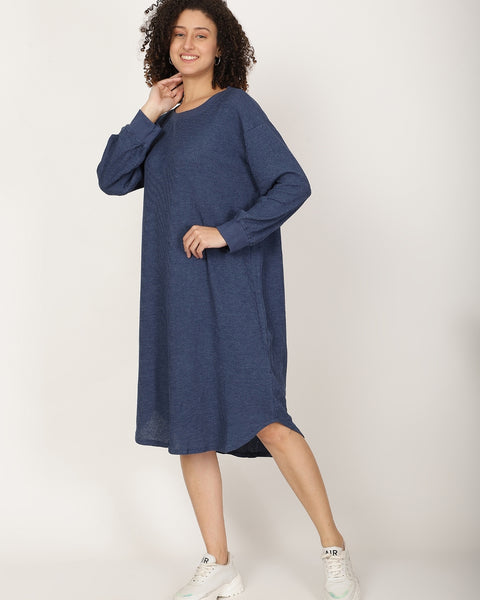 Knitted waffle midi dress with full sleeves and round neck